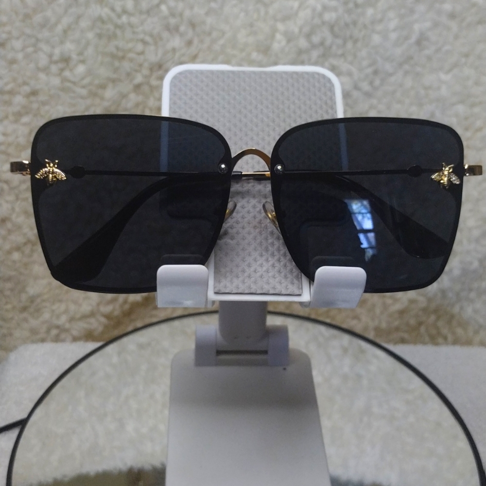 NWOT Wanna 🐝 Seen sunglasses